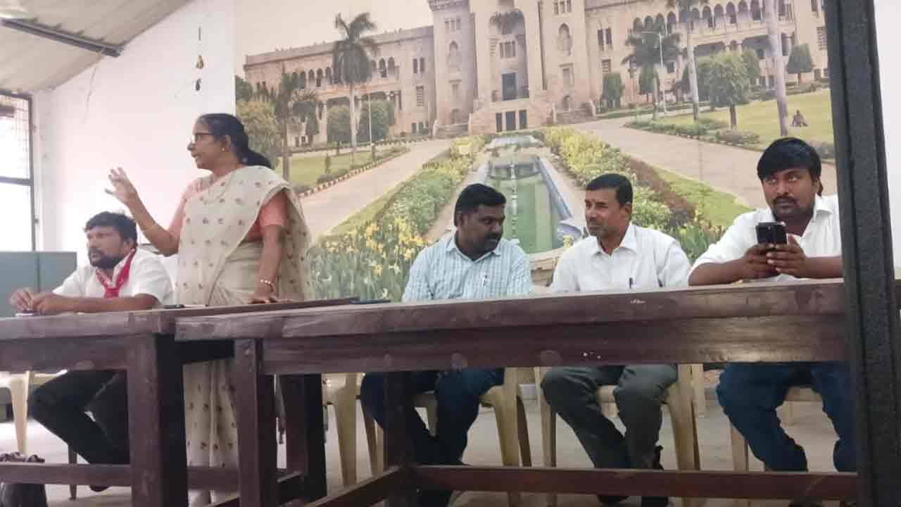 OU | ఔట్ సోర్సింగ్ విధానం ఎత్తివేసి వర్సిటీ ఉద్యోగులను పర్మినెంట్ చేయాలి