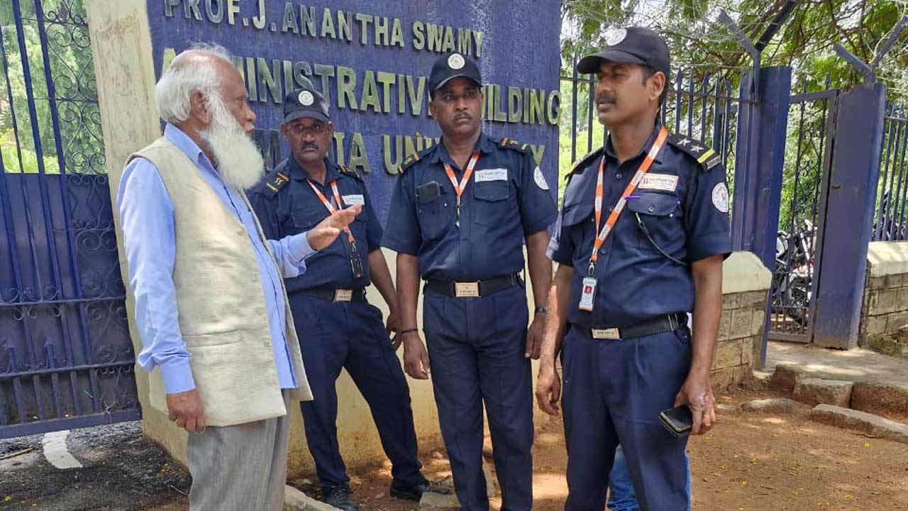 ఓయూ పరిపాలన భవనం ముందు రిటైర్డ్ ప్రొఫెసర్ ఆందోళన