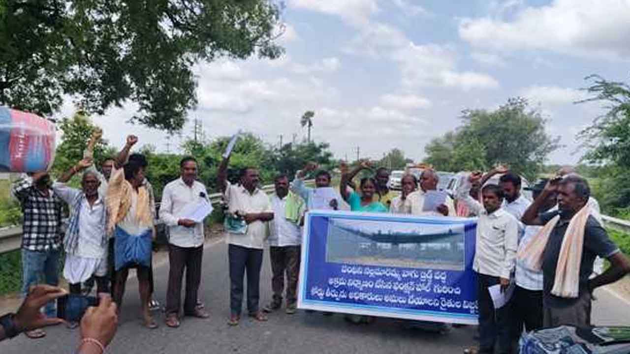 Court verdict | కోర్టు తీర్పును అమలు చేయాలని గ్రామస్తుల రాస్తారోకో