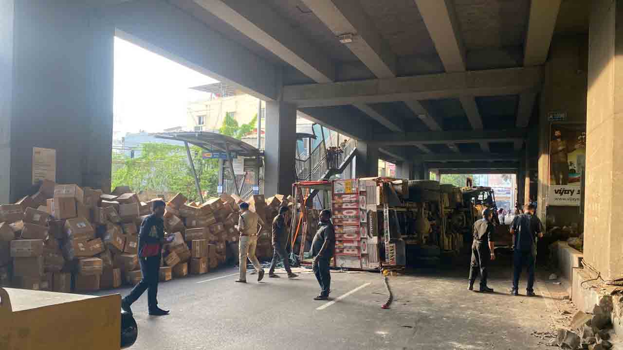 Traffic Jam | పంజాగుట్ట వద్ద డివైడర్ను ఢీకొట్టి బోల్తాపడిన లారీ.. కిలోమీటర్ల మేర నిలిచిన వాహనాలు