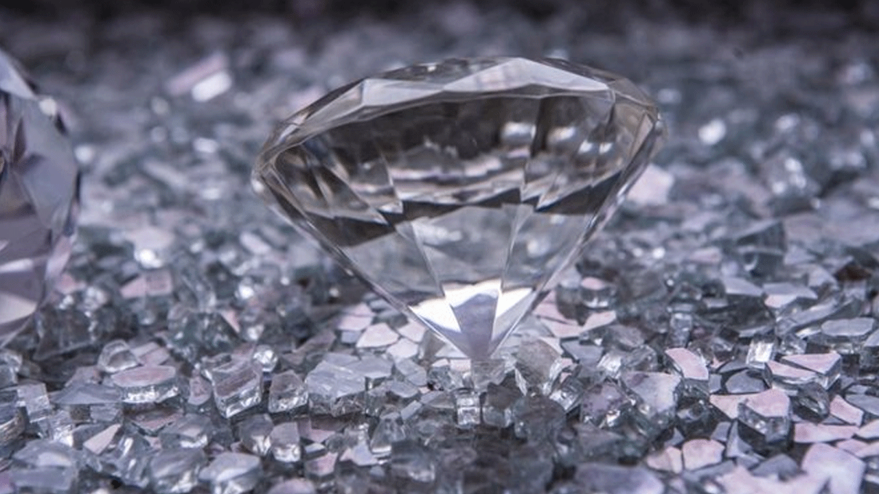 Diamond:  ప‌న్నా గ‌నిలో గిరిజ‌న కార్మికుడికి దొరికిన 40 ల‌క్ష‌ల ఖ‌రీదైన వ‌జ్రం