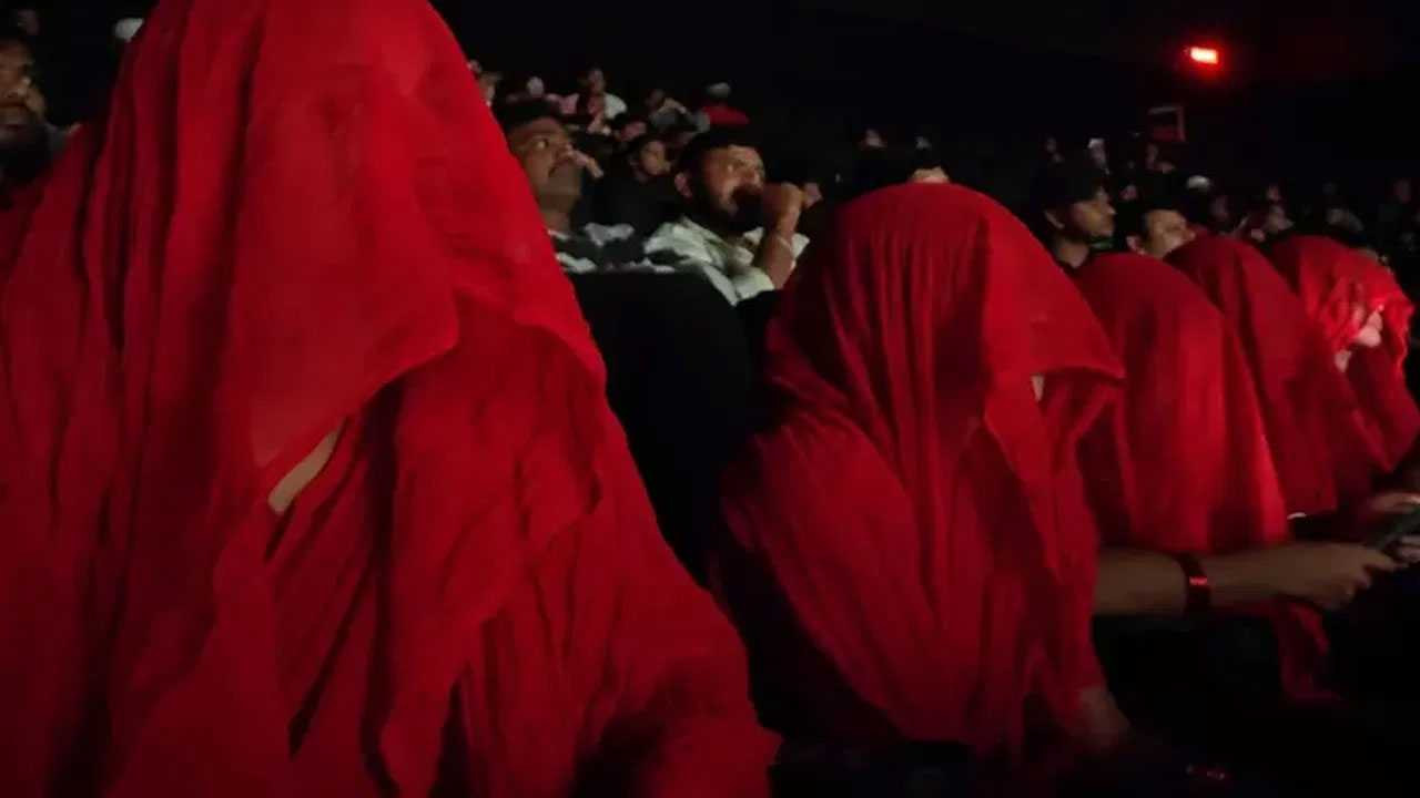 Pawan Kalyan | ప‌వ‌న్ క‌ళ్యాణ్ సినిమా చూసేందుకు ఇలా క‌ప్పుకొని వ‌చ్చారేంటి..అంద‌రు షాక్