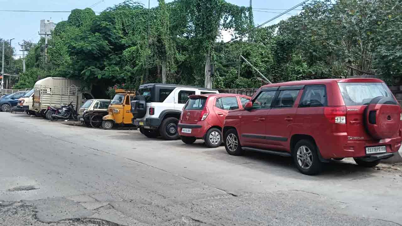 Amberpet | నాలాపై అక్ర‌మ పార్కింగ్.. ప‌ట్టించుకోని అధికారులు