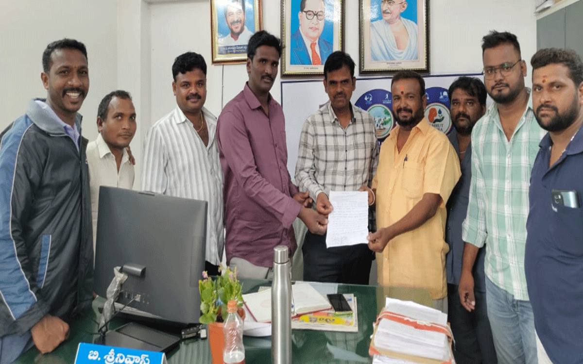 Aleru : పారిశుధ్య సమస్యలను పరిష్కరించాలి : పత్తి వెంకటేశ్
