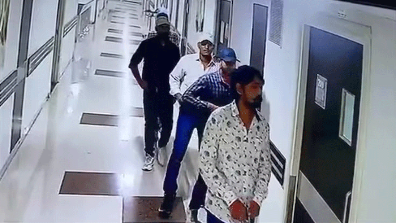 Patna Hospital: పిస్తోళ్ల‌తో ఆస్ప‌త్రిలోకి ఎంట్రీ.. మ‌ర్డ‌ర్ నిందితుడిని షూట్ చేసిన ప్ర‌త్య‌ర్థులు.. వీడియో