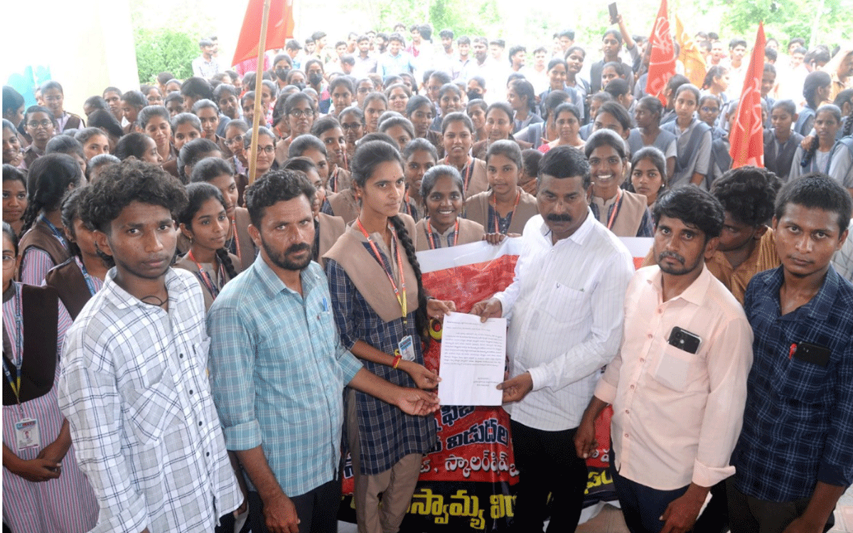 Kodada : విద్యార్థుల భవిష్యత్తో కాంగ్రెస్ ప్రభుత్వం చెలగాటం : పీడీఎస్యూ నాయకులు