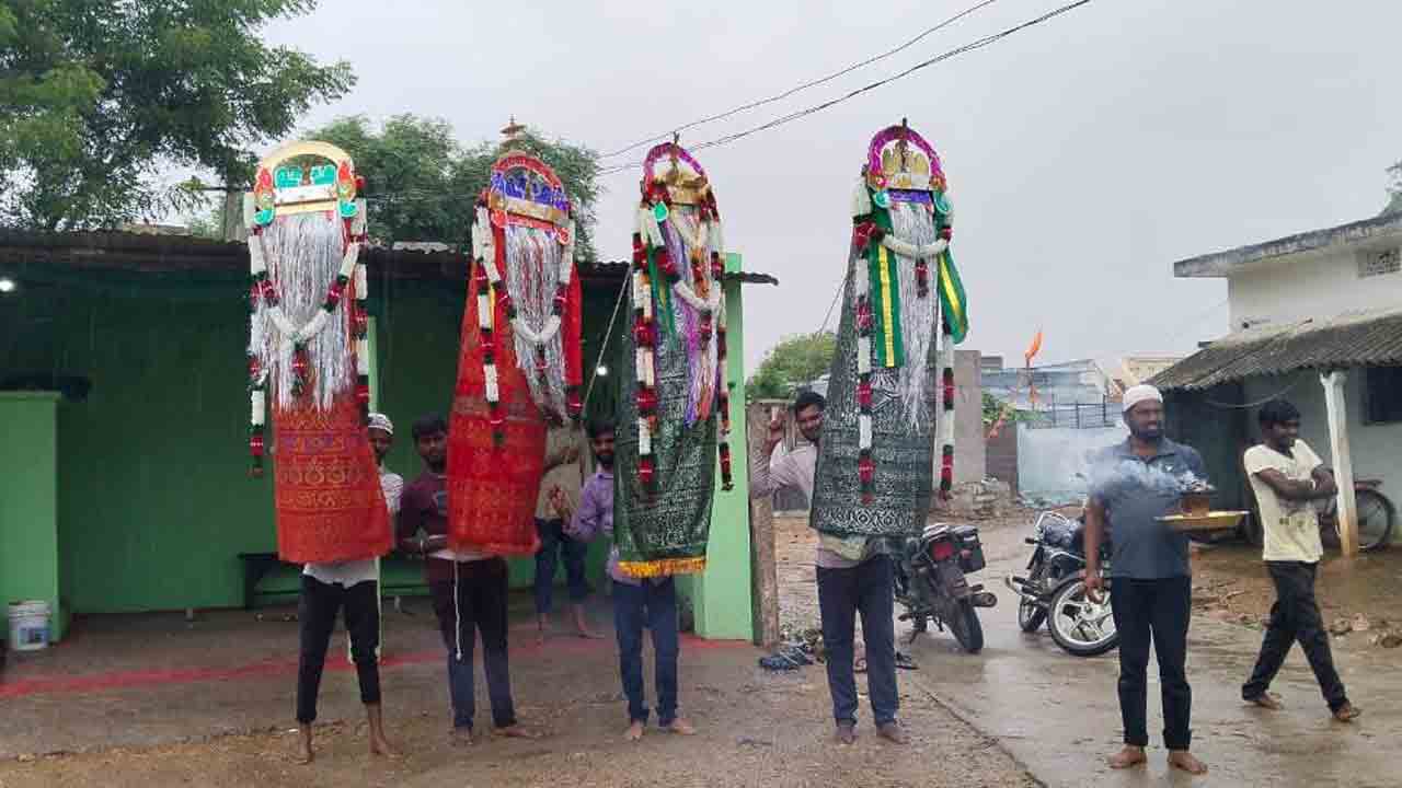 Peerla Panduga | గ్రామాల్లో మొహర్రం ఉత్సవాల సందడి.. పీరీలకు దట్టీలు కట్టి మొక్కులు తీర్చుకుంటున్న ప్రజలు