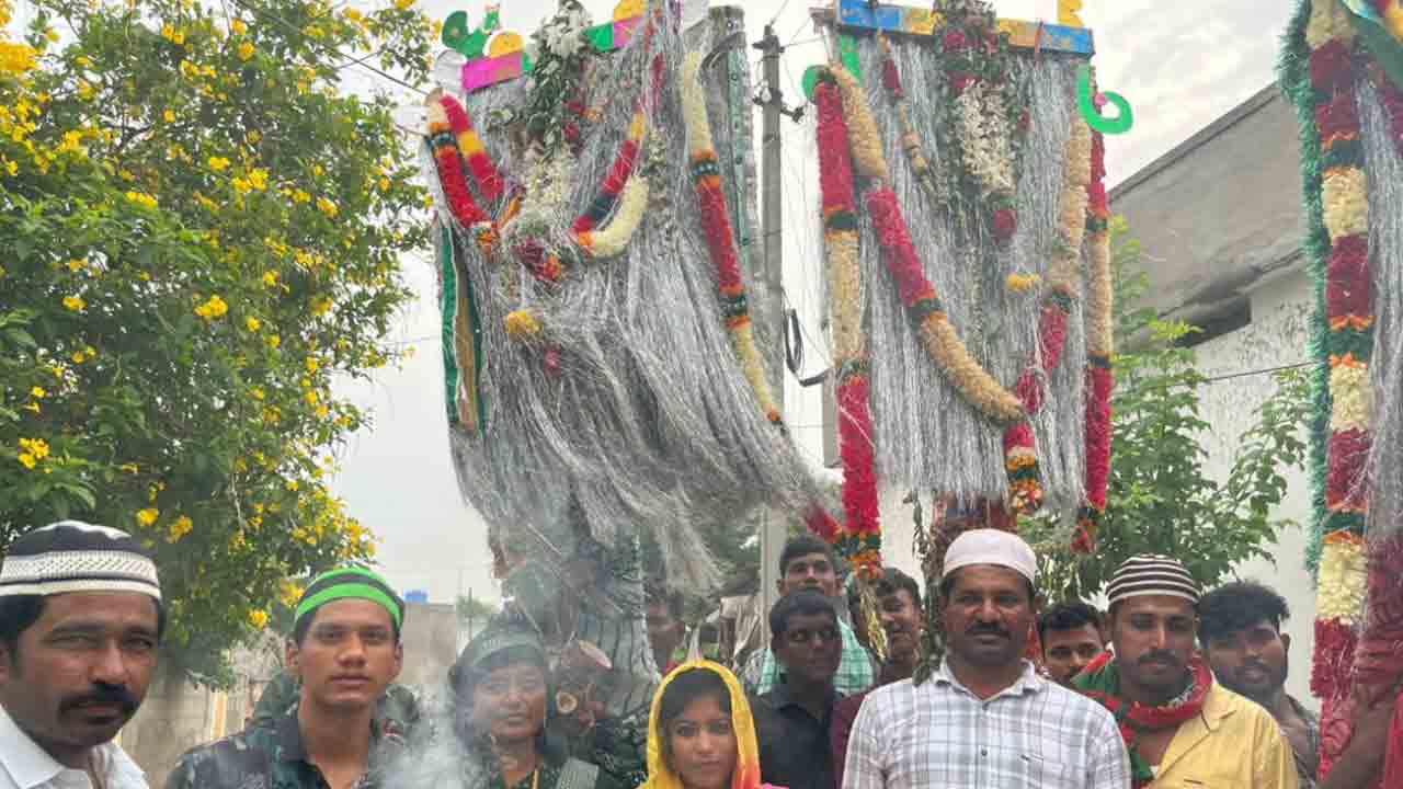 అసైదుల హారతి కాళ్ల గజ్జల గమ్మతి.. పెన్‌పహాడ్‌లో మొహర్రం ఉత్సవాల సందడి