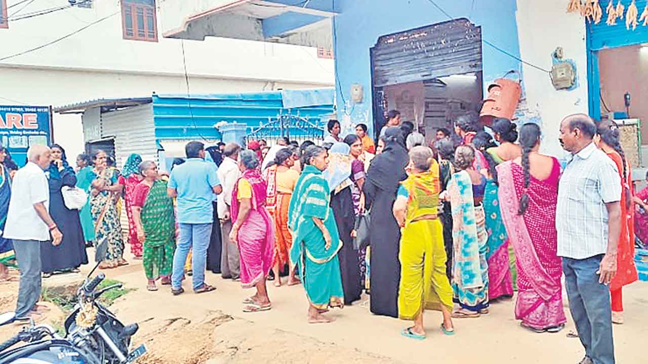 పింఛన్‌ కోసం పడిగాపులు.. పోస్టాఫీసుల వద్ద బారులు