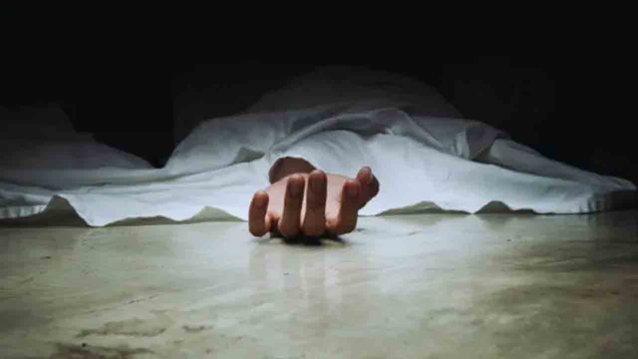 అనుమానాస్పదంగా కూలీ మృతి