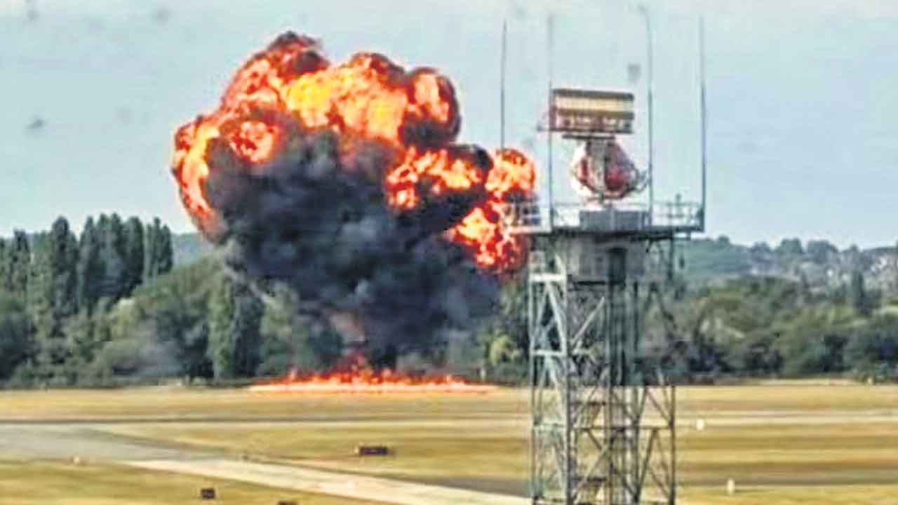 లండన్‌లో కూలిన విమానం