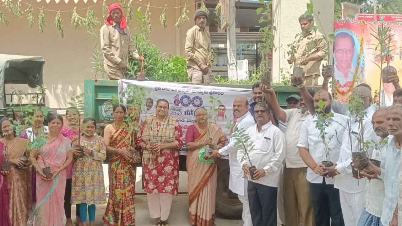 Midhani Colony | మిధాని కాలనీలో మొక్కల పంపీణి చేసిన మున్సిపల్‌ సిబ్బంది