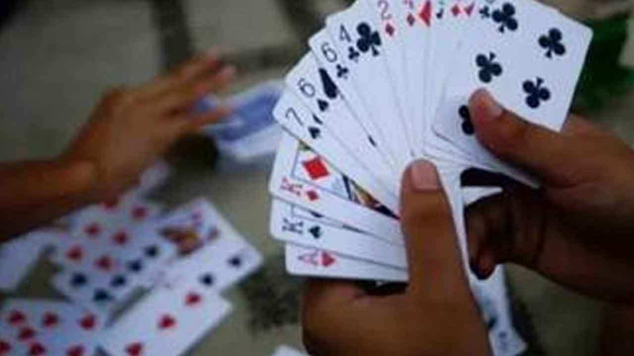 Huzurabad | పేకాట స్థావరంపై పోలీసుల మెరుపు దాడి.. 11 మంది అరెస్ట్