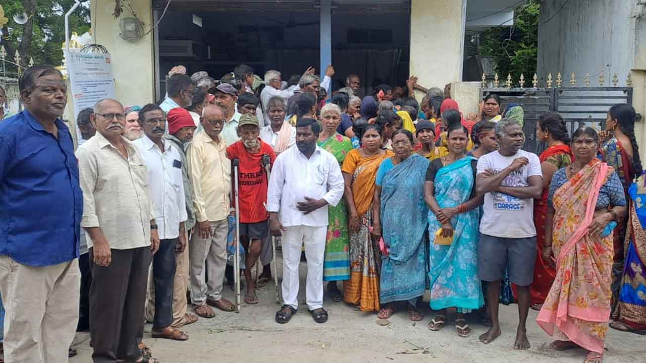 Suryapet | బ్యాంక్ స్ట్రీట్ ఉప పోస్ట్ ఆఫీస్‌ను హెడ్ పోస్ట్ ఆఫీస్‌లో విలీనం చేయొద్దంటూ పెన్షన్ దారుల ధర్నా