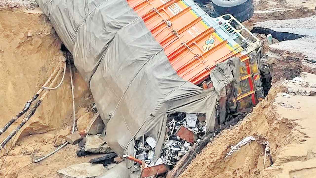 Pothole, Gurugram Road