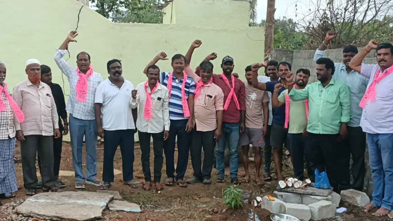 BRS leaders | ఎమ్మెల్యే పల్లా రాజేశ్వర్‌ రెడ్డి మంజూరు చేయించిన ఇండ్లకు భూమి పూజ