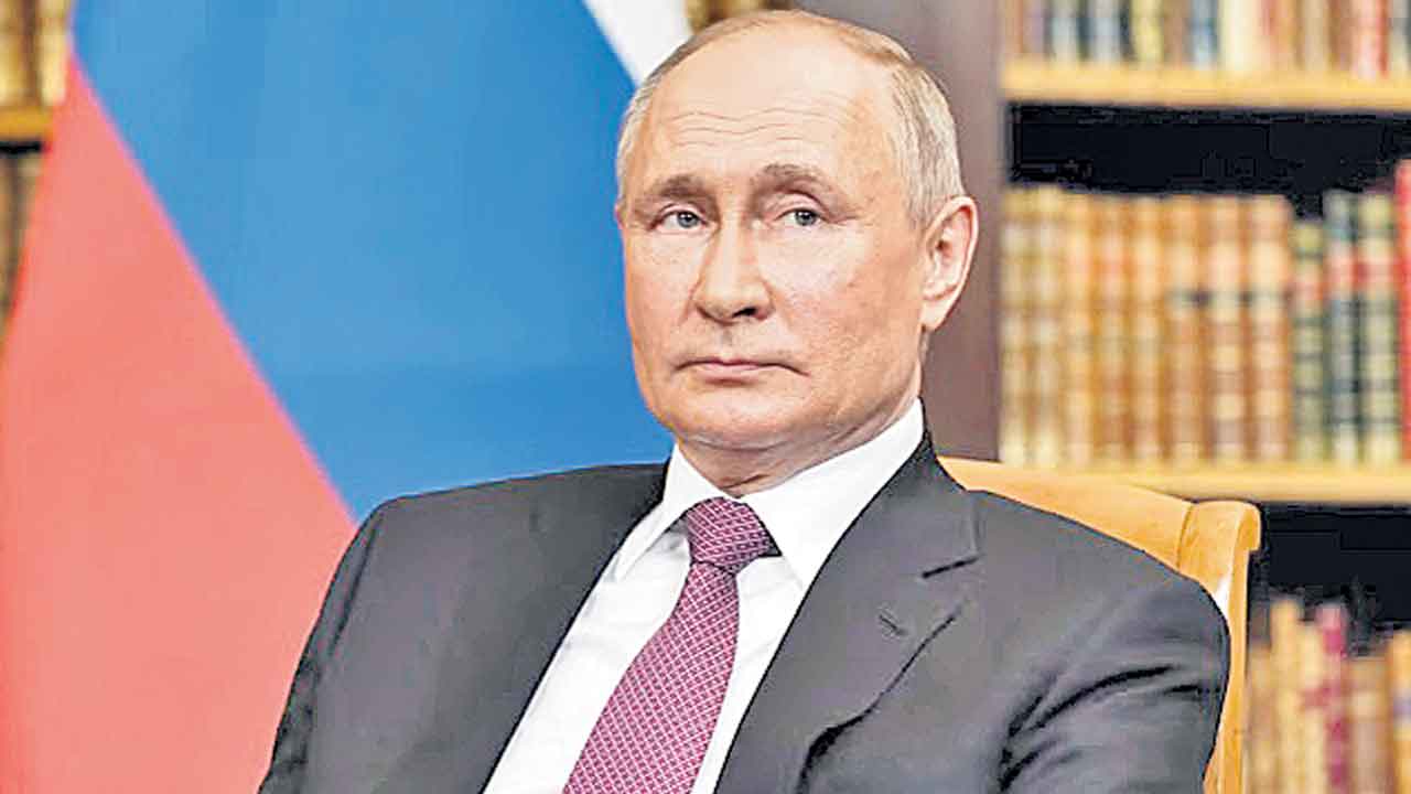 ఉక్రెయిన్‌పై ఆ దేశ యువతనే ఉసిగొలుపుతున్న రష్యా