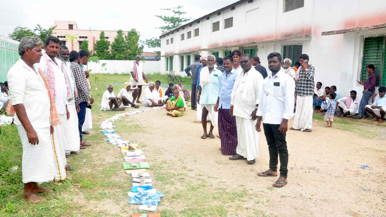 ఎరువుల కొరత రైతు కలత