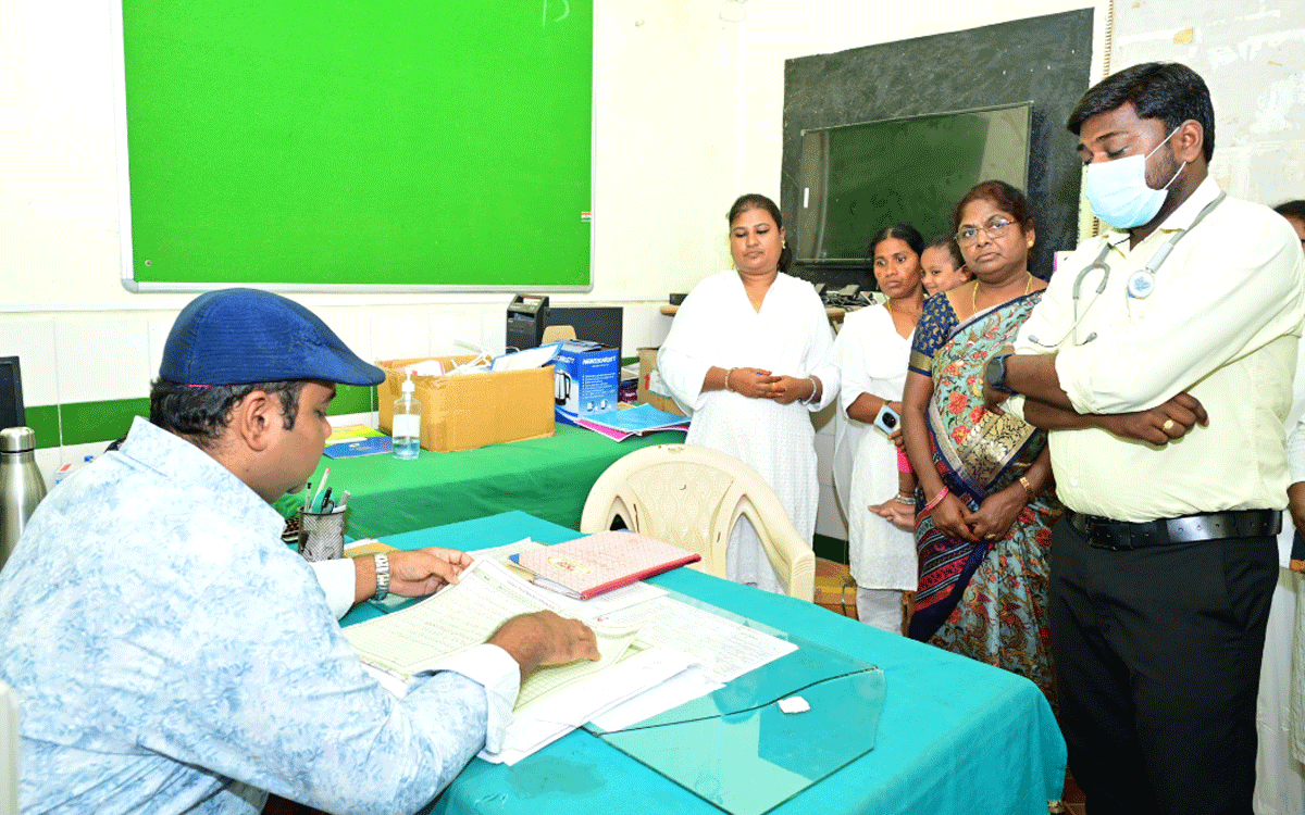 Medak Rural : రోగుల‌కు మెరుగైన వైద్య సేవ‌లందించాలి : కలెక్టర్ రాహుల్ రాజ్