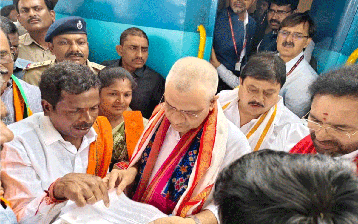 Aleru Town : రైల్వే శాఖ మంత్రి అశ్విని వైష్ణ‌వ్‌కు బీజేపీ ఆలేరు నాయ‌కుల‌ విన‌తి