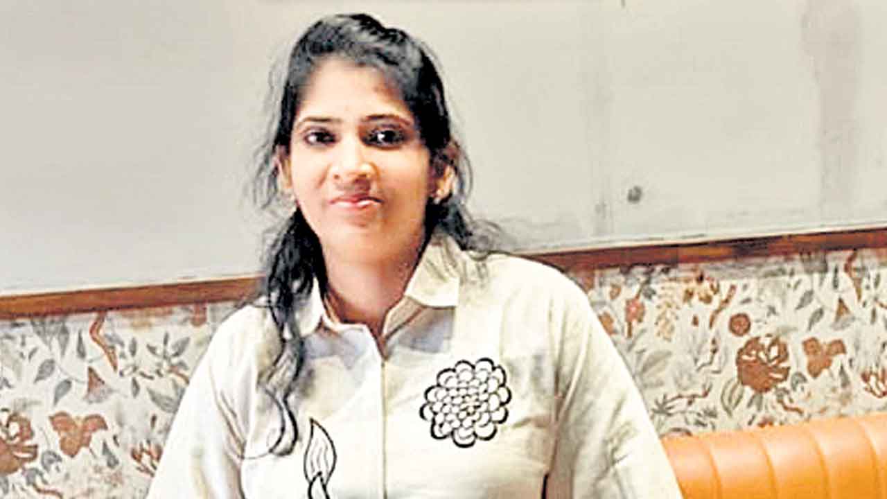 ఎస్సై భార్య బలవన్మరణం.. అత్తింటి వేధింపులే కారణమని ఆరోపణలు.. కేసు నమోదు