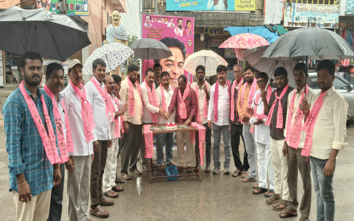 Rajapeta : రాజాపేటలో వ‌ర్షంలోనూ కేటీఆర్ పుట్టిన‌రోజు వేడుక‌లు