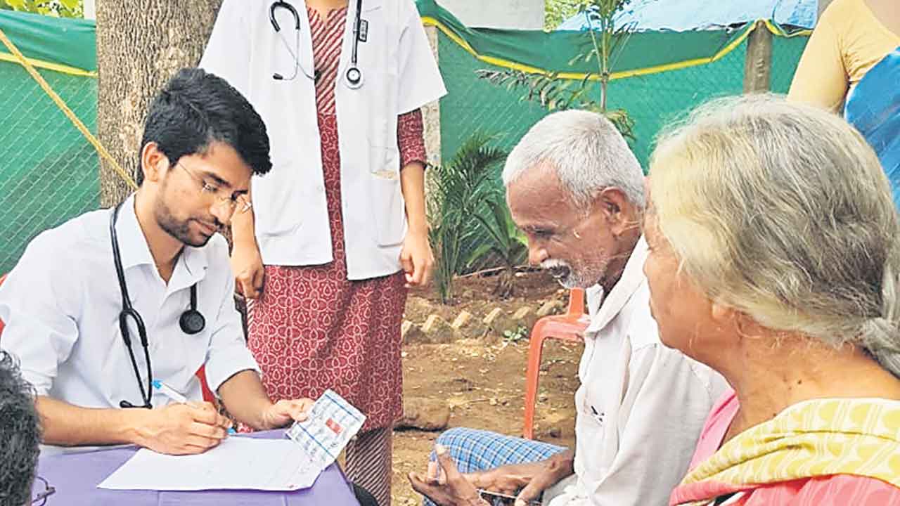 ఓ వైద్యుడి సంకల్పం.. ఆరోగ్యమిత్ర యాత్ర