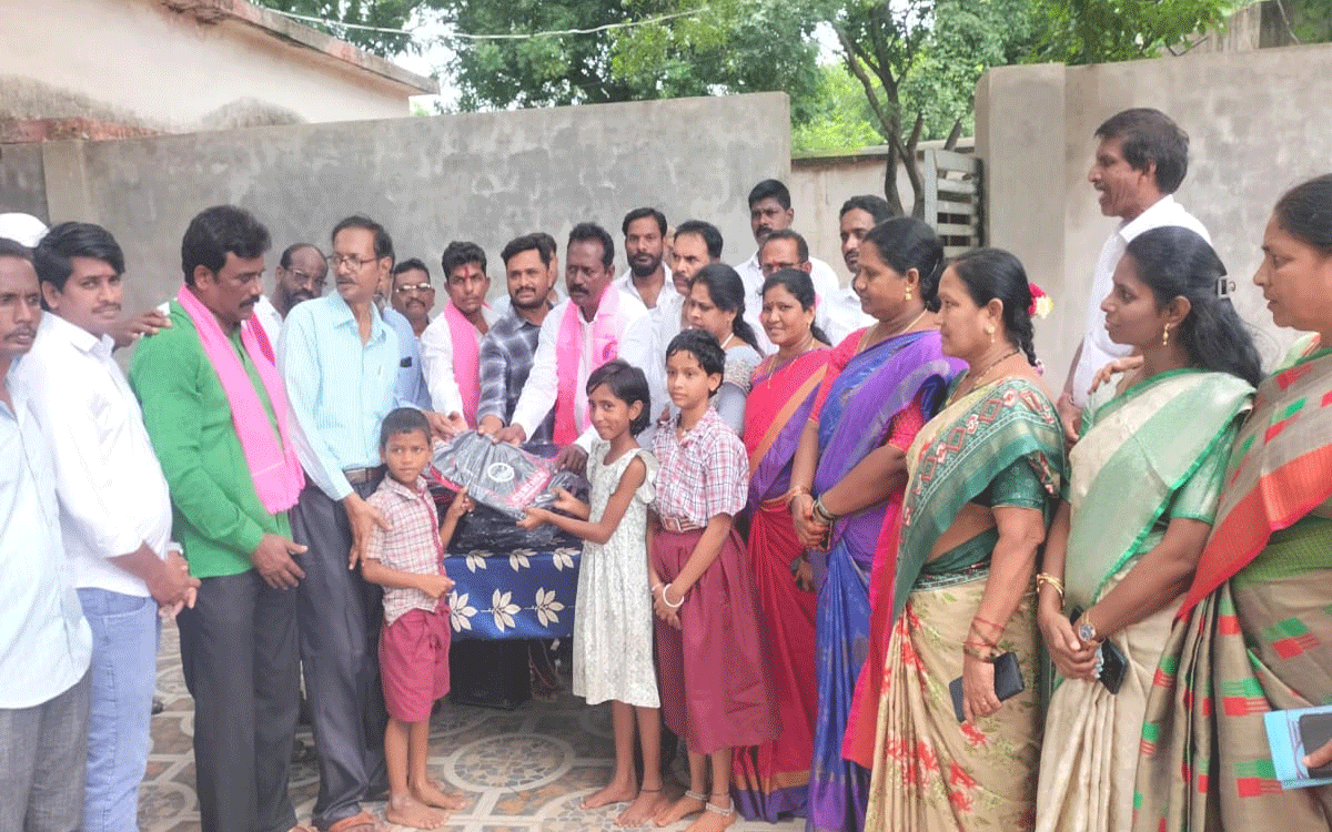 Yellandu : ఘ‌నంగా ఉద్యమ నేత దిండిగాల రాజేందర్ జ‌న్మ‌దిన వేడుక‌లు