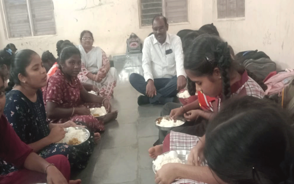 Nalgonda : విద్యార్థుల‌కు నాణ్య‌మైన భోజ‌నం అందించాలి : ర‌మేశ్‌