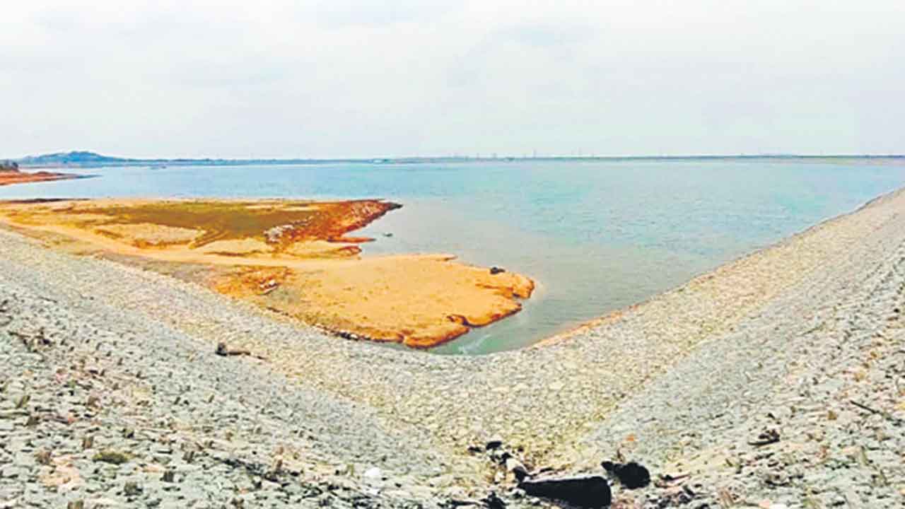 డెడ్‌ స్టోరేజీకి చేరిన రిజర్వాయర్లు.. వెలవెలబోతున్న చెరువులు, చెక్‌డ్యామ్‌లు