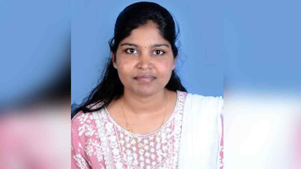 OU Doctorate | పానుగంటి రాణికి డాక్టరేట్‌.. అభినందించిన గ్రామ‌స్తులు