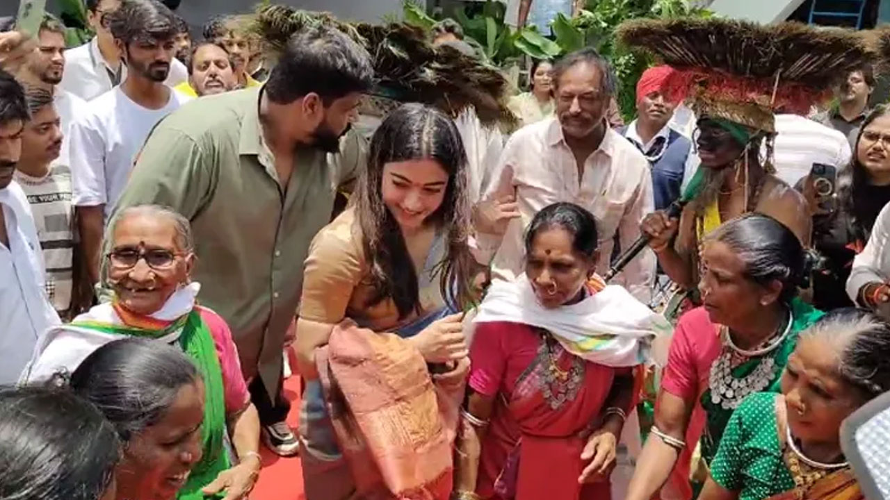 Rashmika Mandanna | గిరిజన మహిళలతో కలిసి డ్యాన్స్ చేసిన రష్మిక.. వైరల్ అవుతున్న వీడియో