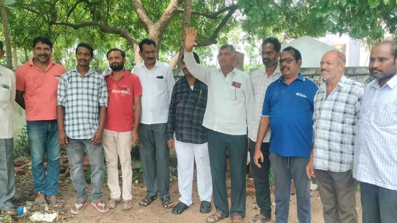 Ration shop dealers | రేషన్ షాప్ డీలర్ల కమీషన్ చెల్లించాలని తహసీల్దార్ కార్యాలయం ఎదుట ఆందోళన