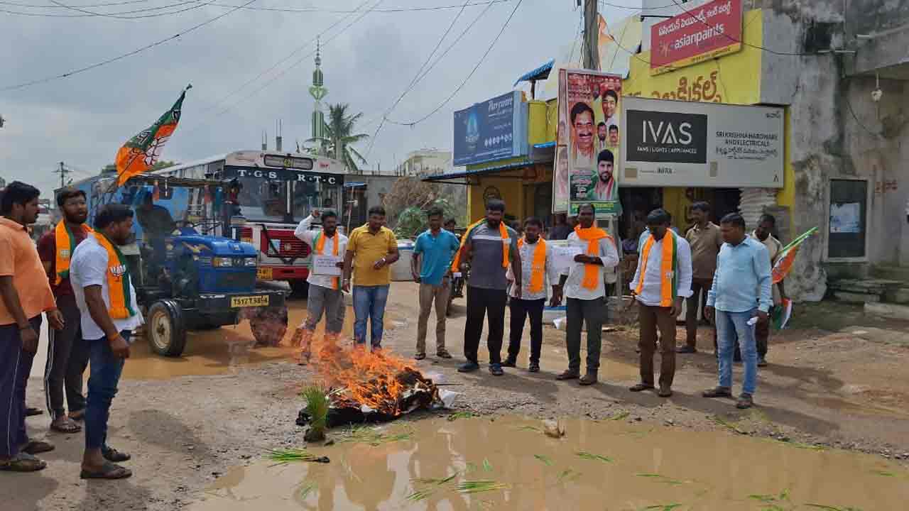 రోడ్ల మ‌ర‌మ్మ‌తుల‌పై నిర‌స‌న‌.. రోడ్లపై వరినాట్లేసి కాంగ్రెస్ ఎమ్మెల్యే దిష్టిబొమ్మ ద‌గ్ధం