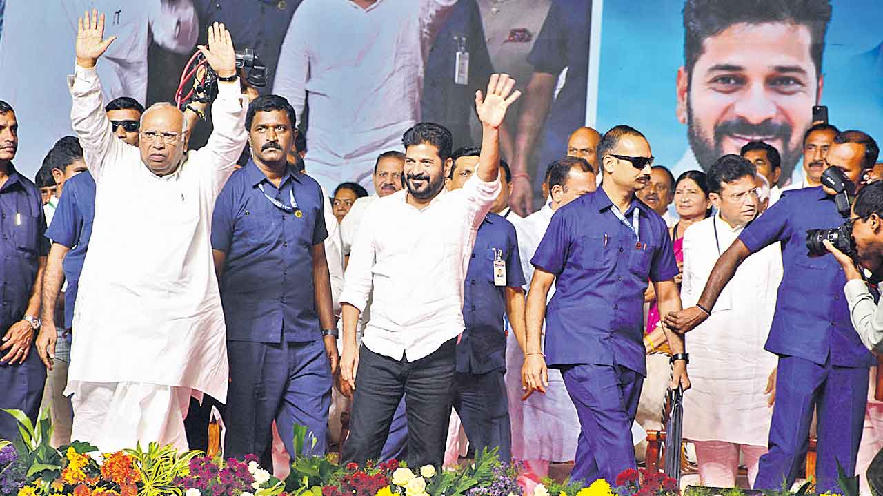 బట్టలిప్పి కొడితే తప్ప.. ఇందిరమ్మ గొప్పతనం అర్థం కాదు!