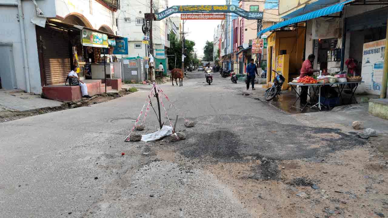 Hyderabad | నడిరోడ్డుపై గుంత.. ప్రయాణికులకు తంట