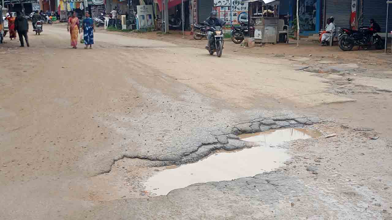 నడిరోడ్డుపై గుంతలు.. వాహనదారులకు పొంచి ఉన్న ప్రమాదం