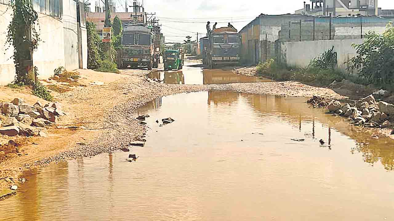 రోడ్డు ఇలా..వెళ్లేదెలా…