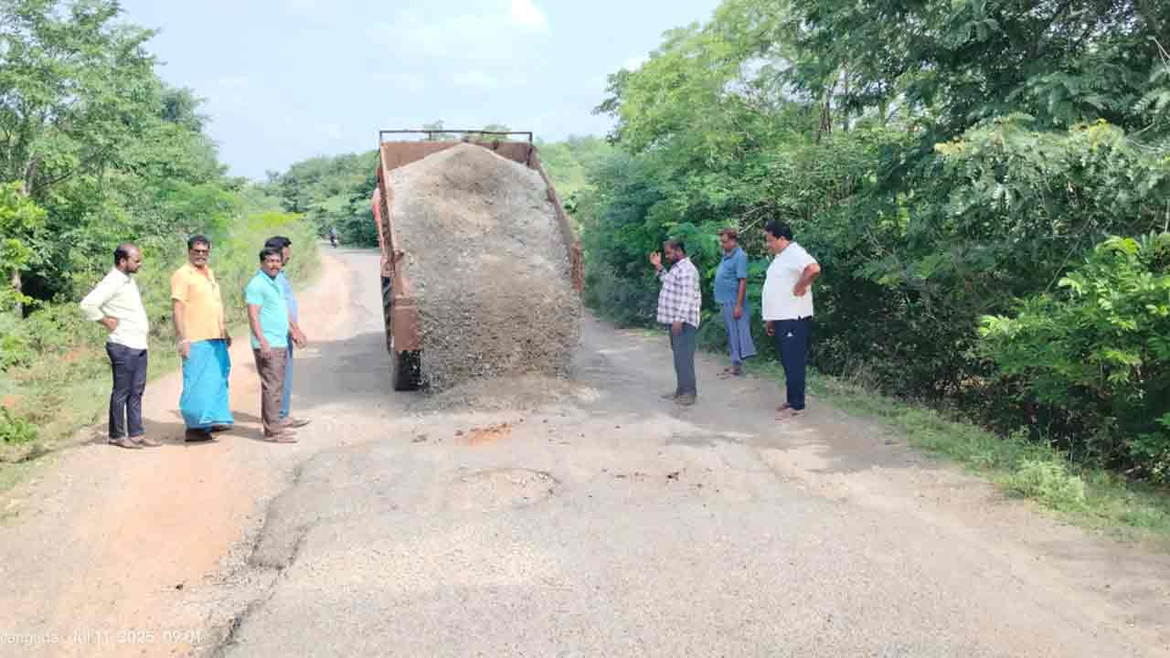 నిధులు ఉన్నా ముందుకు సాగని రోడ్డు పనులు.. ప్రమాదాలు జరుగుతున్నా పట్టించుకోని అధికారులు..