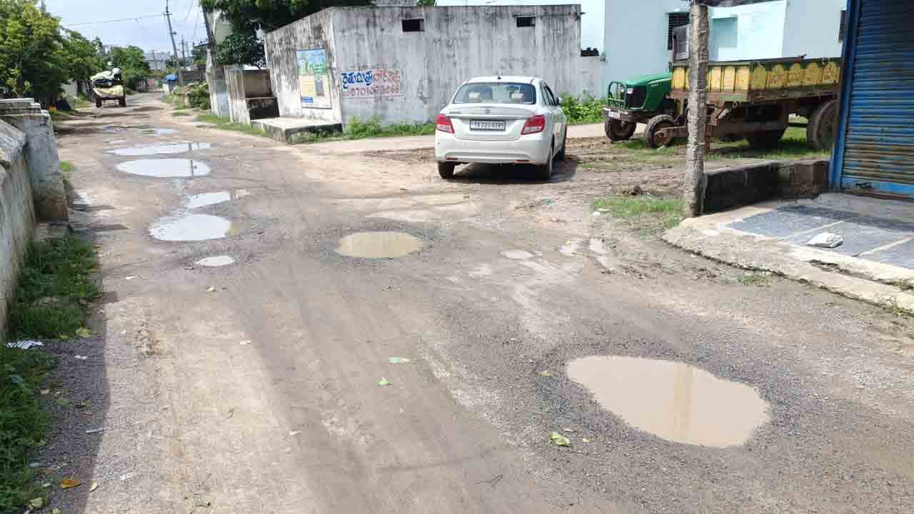 ముసుర్లకే చెదిరిన సీసీ రోడ్డు.. గుంతల మయంగా గుర్రాంపల్లి రహదారి