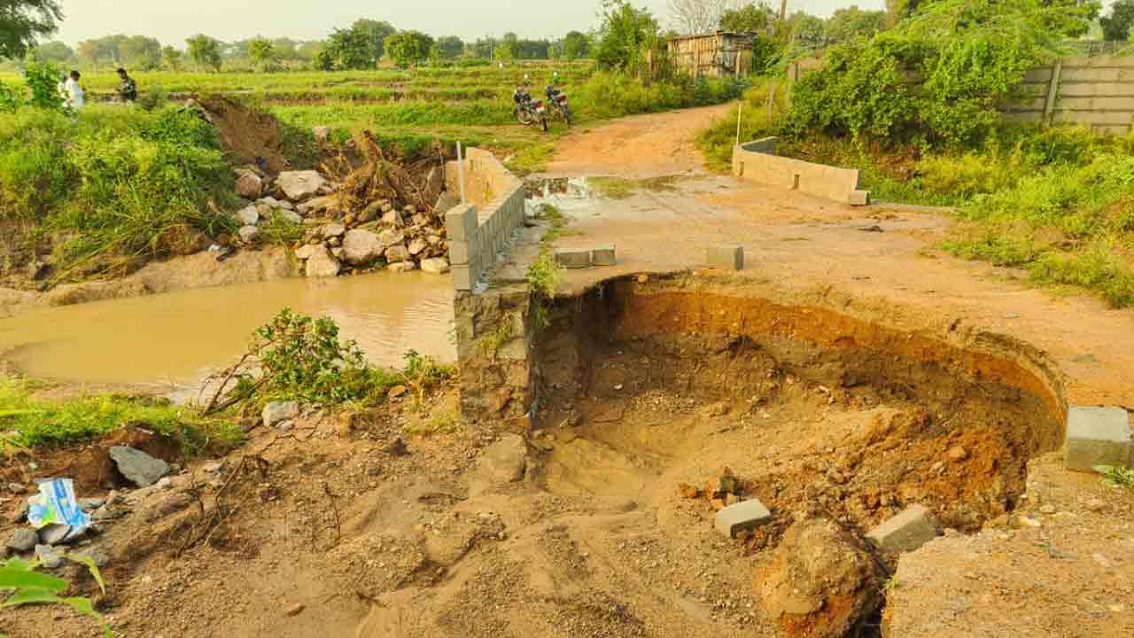 రోడ్ల మీద ప్రయాణమా బాబోయ్‌.. కుంటలను తలపిస్తున్న గ్రామీణ రోడ్లు