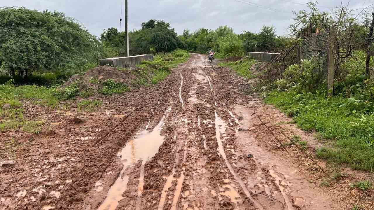 Road | ఇష్టరాజ్యంగా పనులు.. రైతులకు తప్పని ఇబ్బందులు