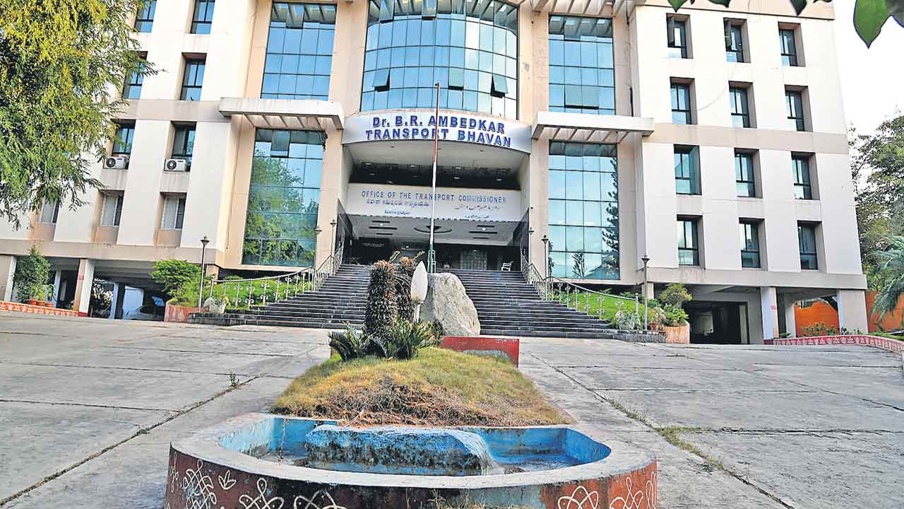 పనికో రేటు.. ఏజెంట్ల అవతారమెత్తిన ఆర్టీఏ కానిస్టేబుళ్లు