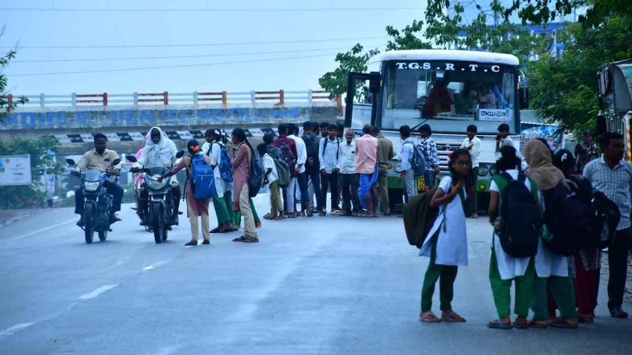 ఫిట్‌లెస్‌ బస్సులు.. రోడ్లపైనే చెడిపోతున్న వైనం