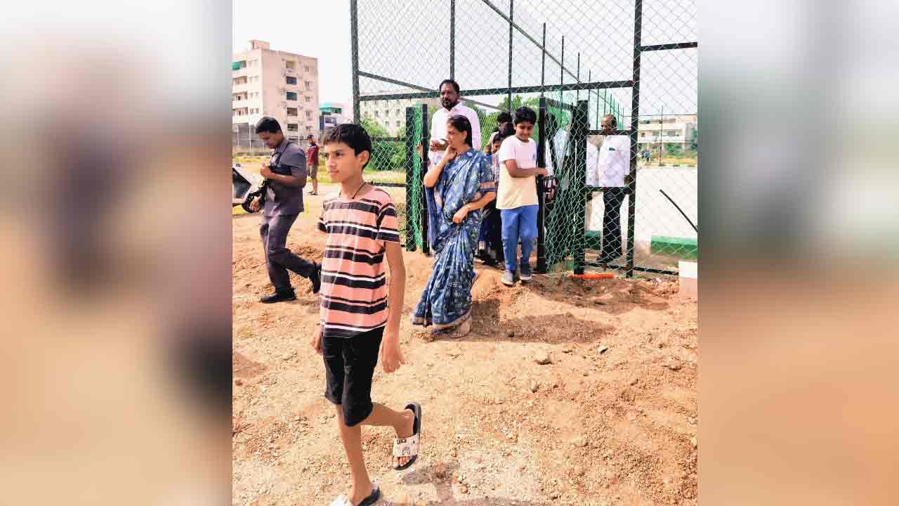 MLA Sabitha | పెద్ద చెరువు సుందరీకరణ పనులను పరిశీలించిన ఎమ్మెల్యే స‌బిత