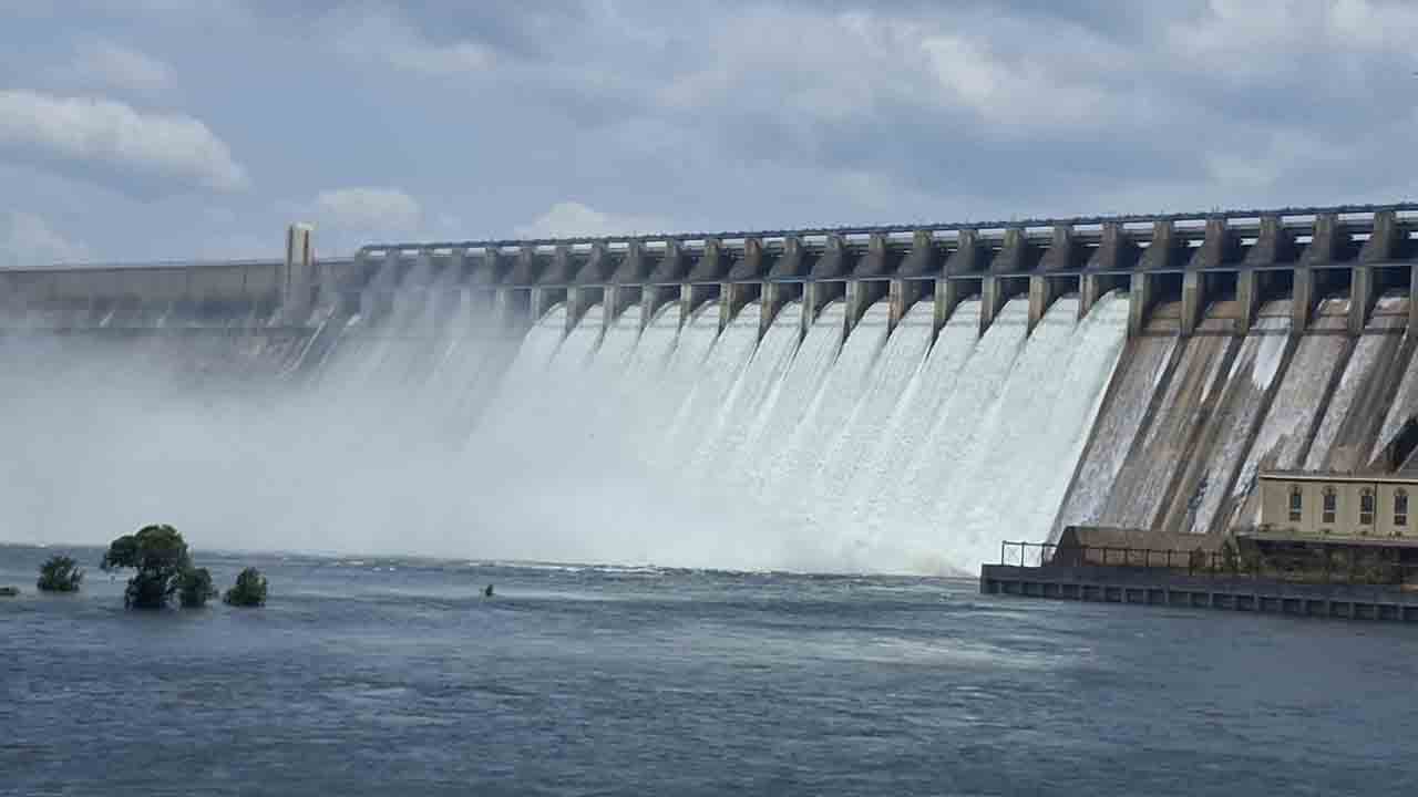 TG Ministers | నాగార్జునసాగర్‌ క్రస్ట్‌ గేట్లు ఎత్తిన మంత్రులు.. బేగంపేట్‌ ఎయిర్‌పోర్టులో ఉత్తమ్‌, కోమటిరెడ్డి గొడవ