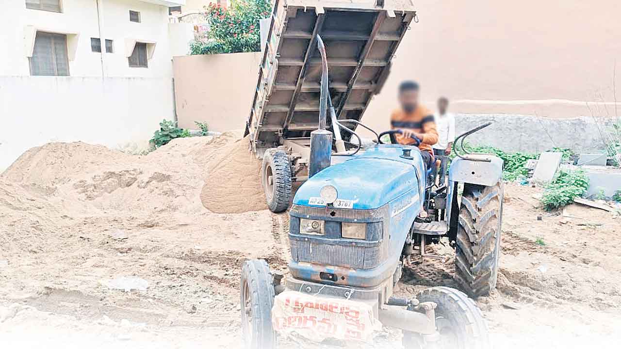 ఆగని ఇసుక దందా.. రెచ్చిపోతున్న ఇసుకాసురులు!