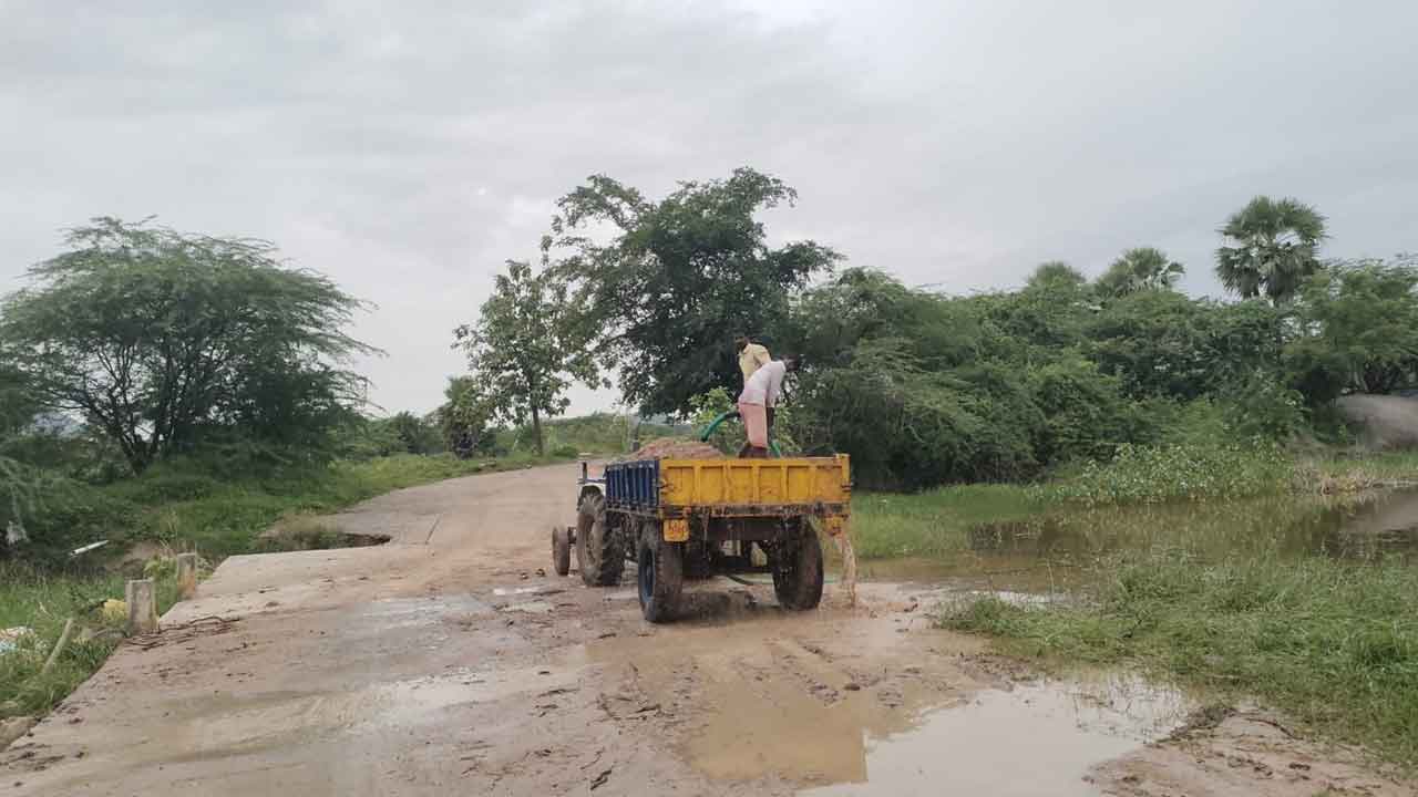 Illegal sand | అక్రమంగా ఇసుక రవాణా.. చోద్యం చూస్తున్న అధికారులు
