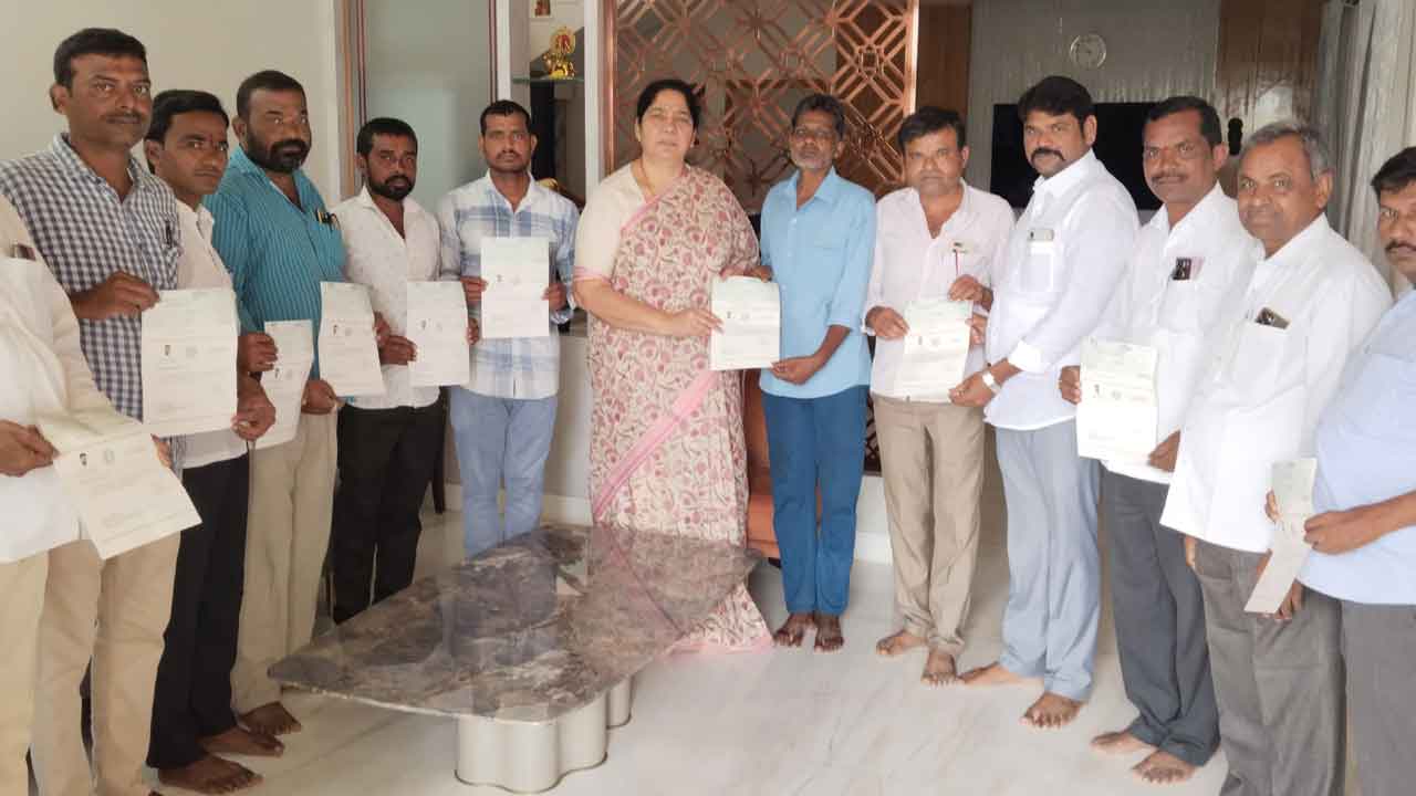 Satyavati Rathod | సీఎంఆర్‌ఎఫ్‌ చెక్కులు పంపిణీ చేసిన సత్యవతి రాథోడ్