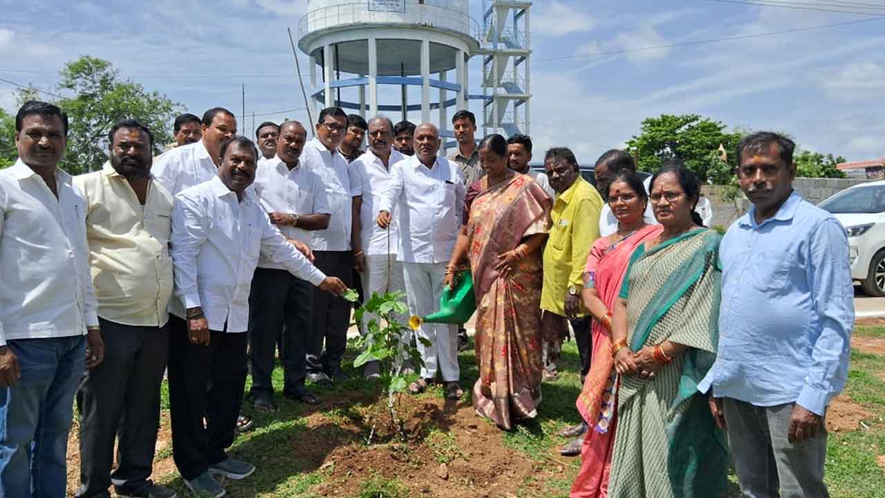 Vanamahostavam | ప్రతి ఒక్కరూ మొక్కలు నాటి వాటిని సంరక్షించాలి : కొత్తకుర్మ సత్తయ్య